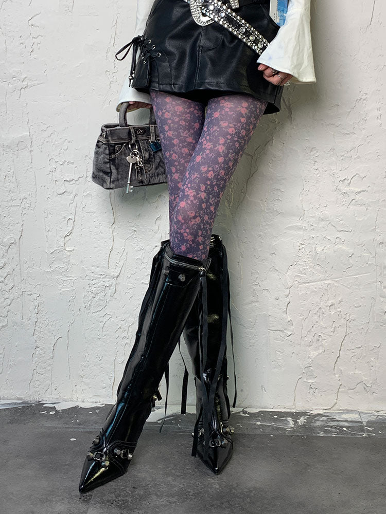 Lila Strumpfhose mit Blumenmuster im Y2K-Stil