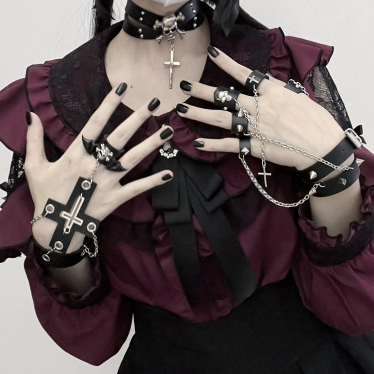 Schwarzes Punk-Armband mit Nieten und Ringen