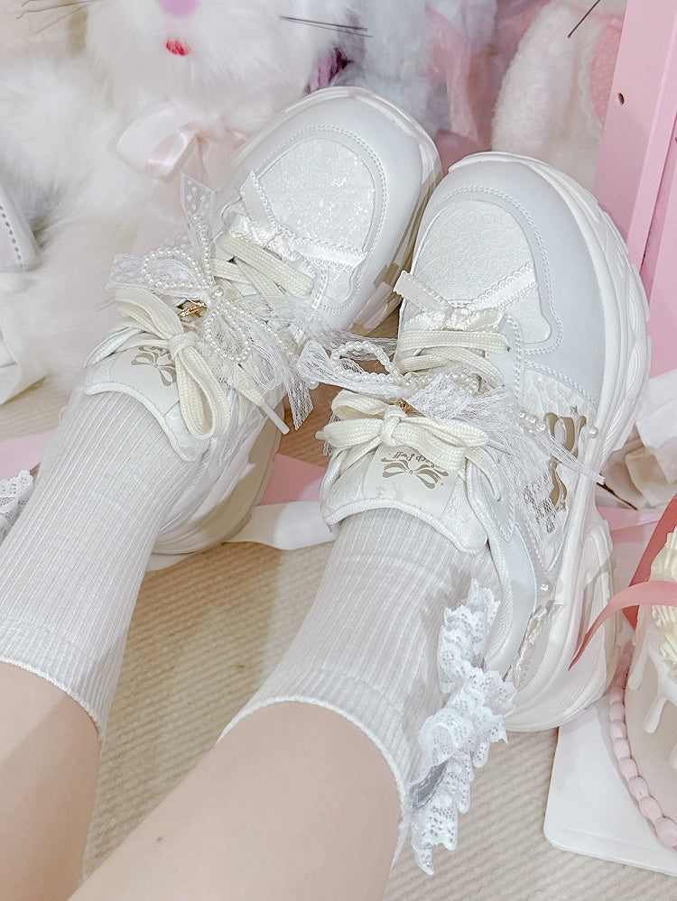 Schnürung vorne mit Schleife und weißen, mit Perlen verzierten Sneakers