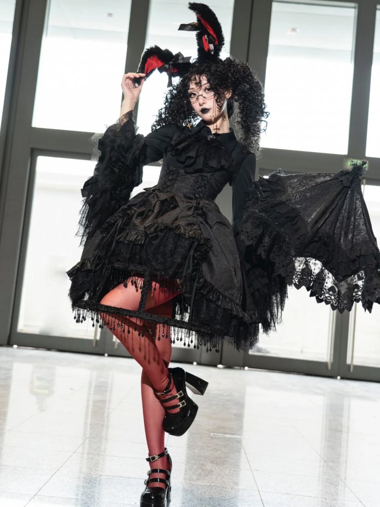 Schwarzes Gothic-Lolita-Kleid aus Kuro-Spinnennetzstoff mit Kordelzug am Saum unter der Brust
