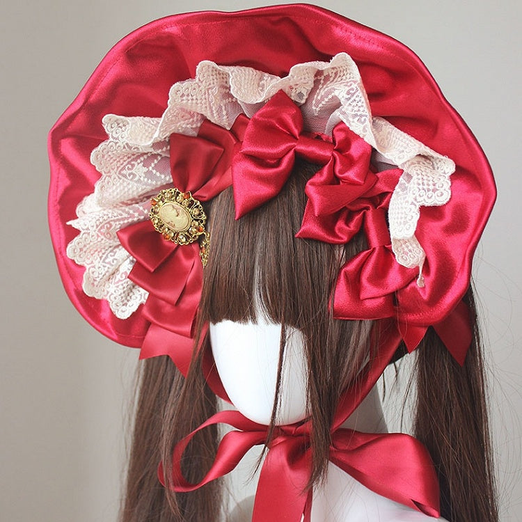 Rote Haube aus Satin mit Spitzenbesatz und Haarspangen mit Schleife