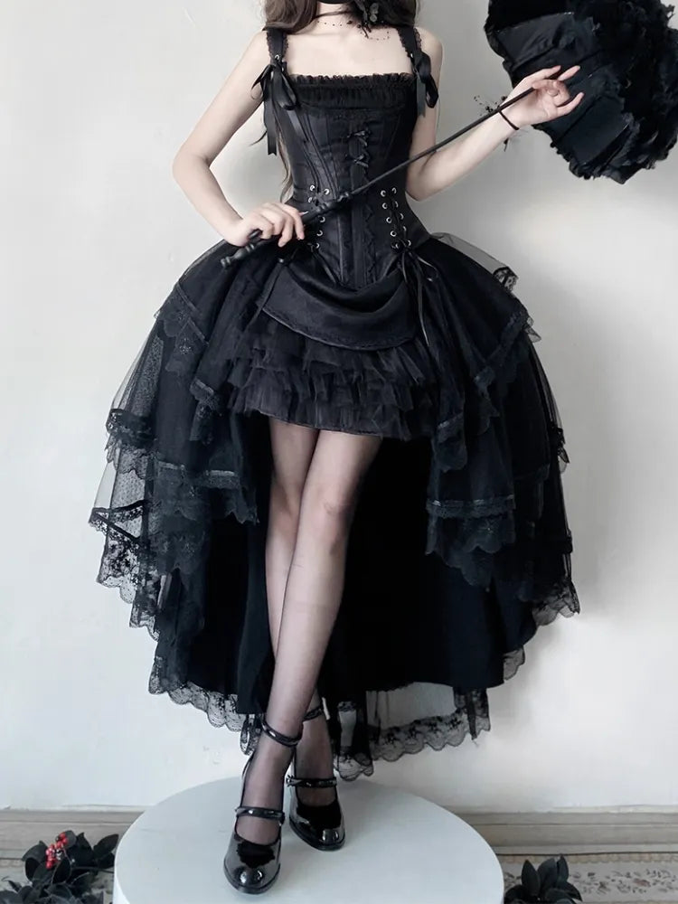 Schwarzes Korsett-Oberteil mit Schnürdetails und Stäbchen + Lolita-Rock mit mehreren Lagen und hohem Bund