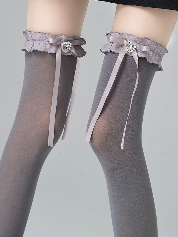 Bas blancs Jirai Kei au-dessus du genou avec nœud en strass en forme de cœur et manchette à volants