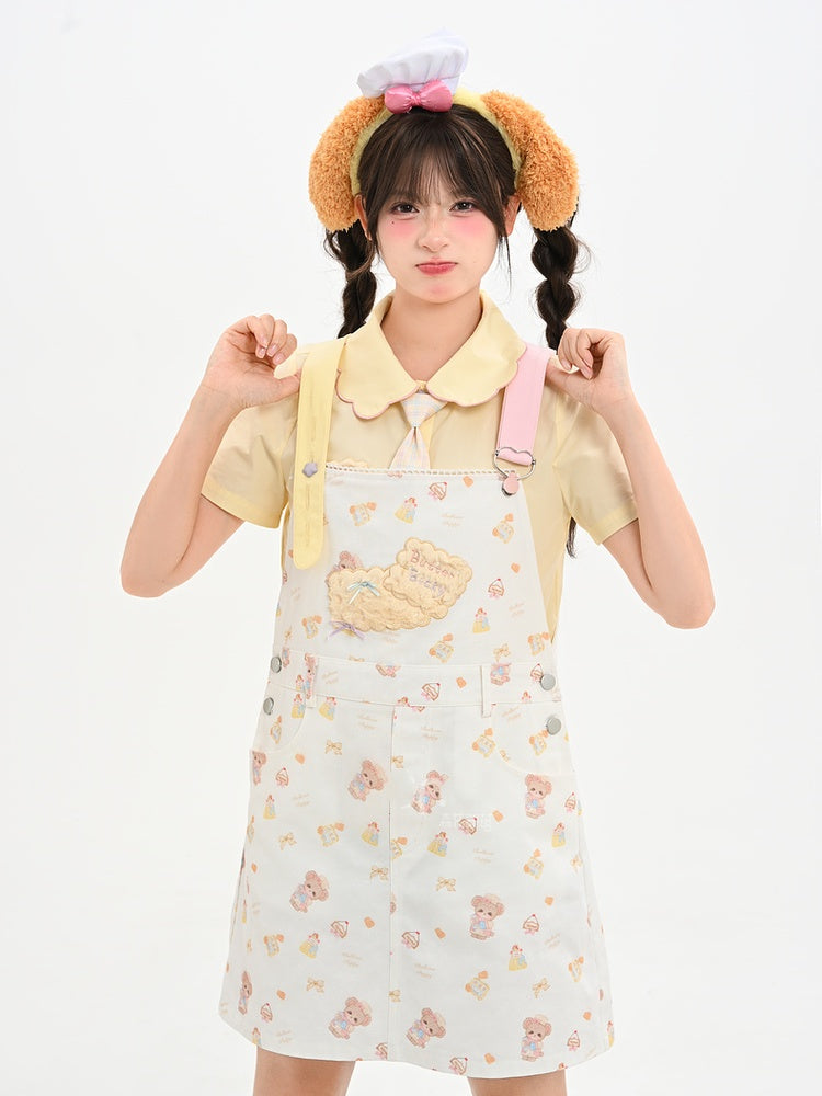 クマの刺繍アップリケ付きホワイトぬいぐるみクッキーとプリント総柄オーバーオールスカート