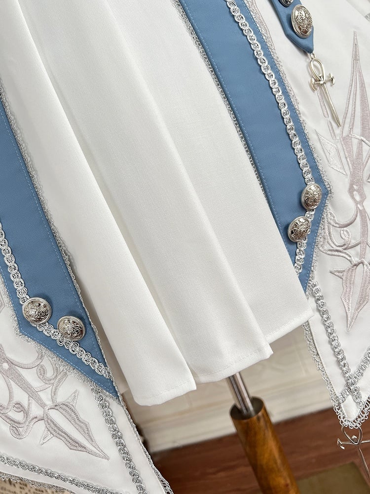 Weißes und blaues Militär-Lolita-Outfit, langärmliges Oberteil, hoch taillierter Rock