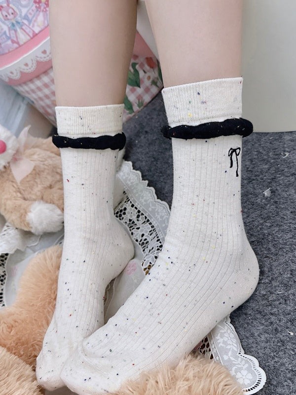 Schwarze süße Wadensocken mit Schleifenstickerei und Rüschenbündchen