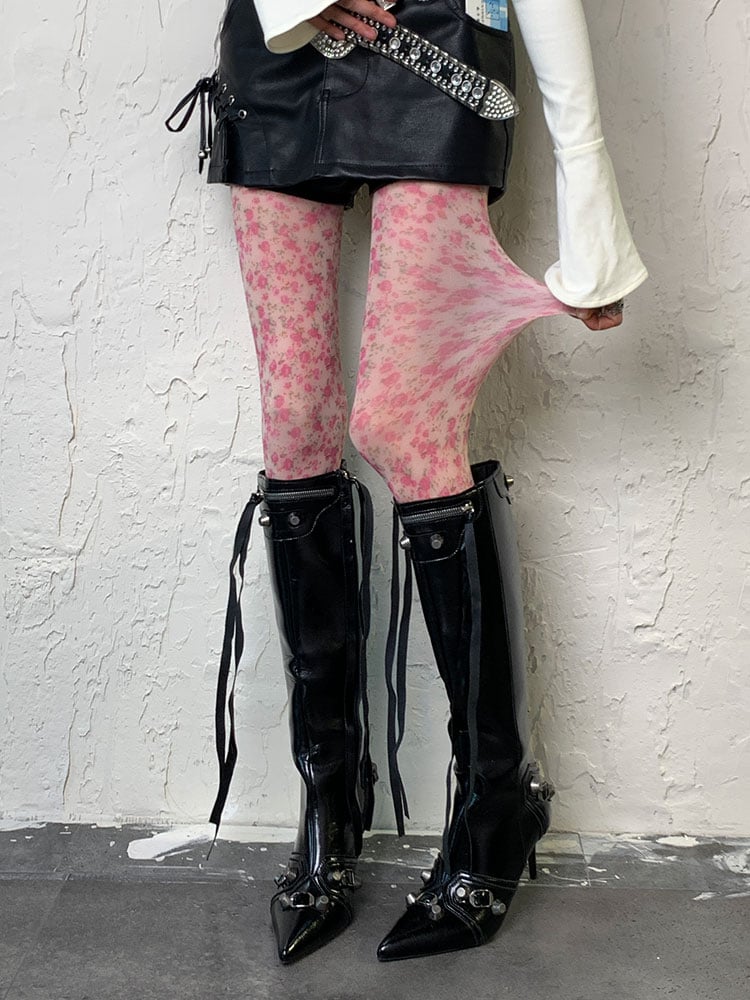 Rosenrote Strumpfhose mit Blumenmuster im Y2K-Stil