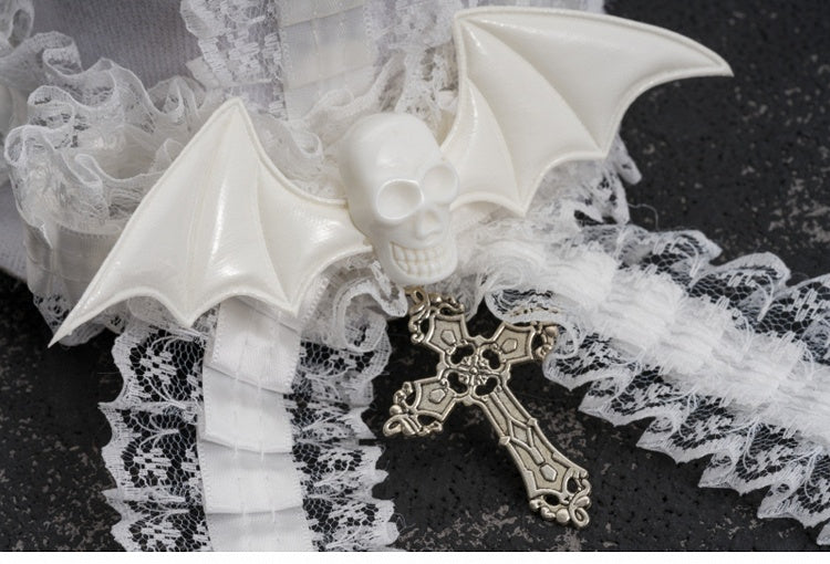Weiße Gothic Fledermausflügel Skelett Kreuz Spitzenbesatz Hut Haarspange