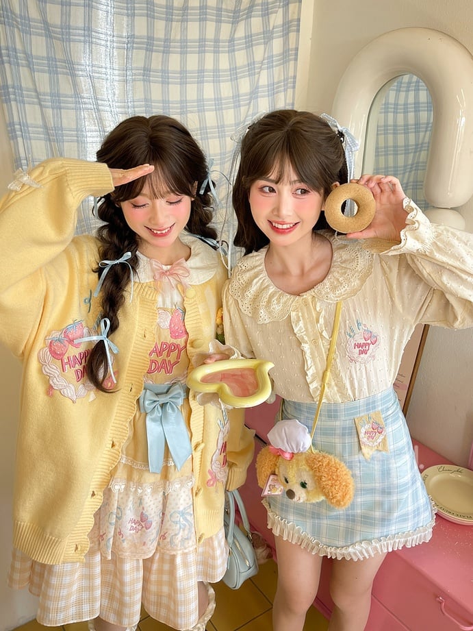 フリルレーストリム、ブルー刺繍、ホワイトストロベリーケーキチェック柄スカート