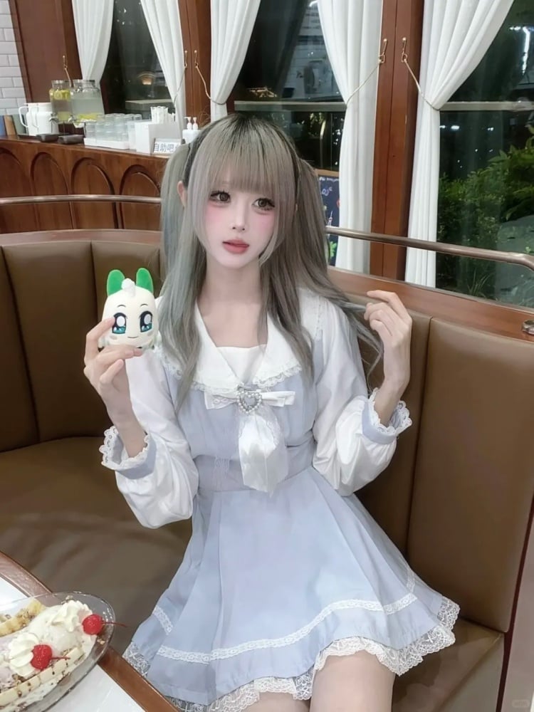 うさぎの耳のデザイン、セーラーカラーのドレス、フリルトリム、ショートパンツ、蝶ネクタイ
