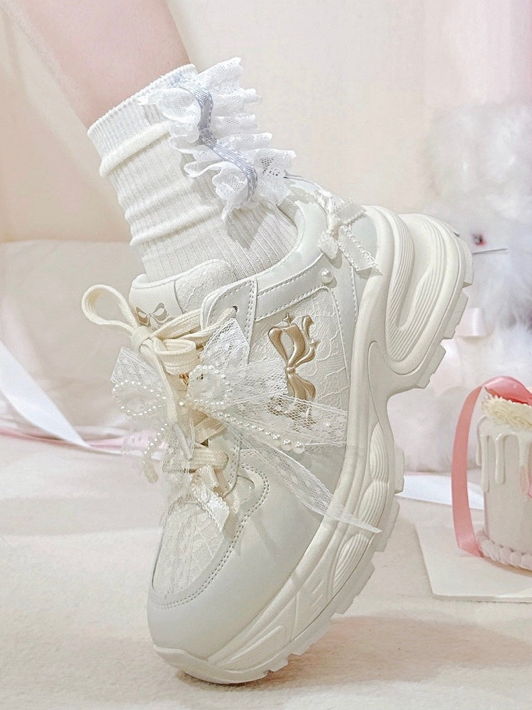 Schnürung vorne mit Schleife und weißen, mit Perlen verzierten Sneakers