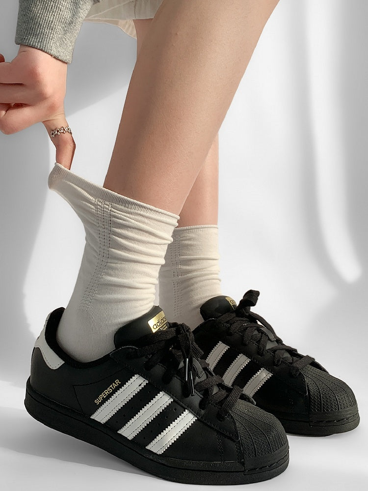 Lockere Socken mit weißem Rippenbesatz