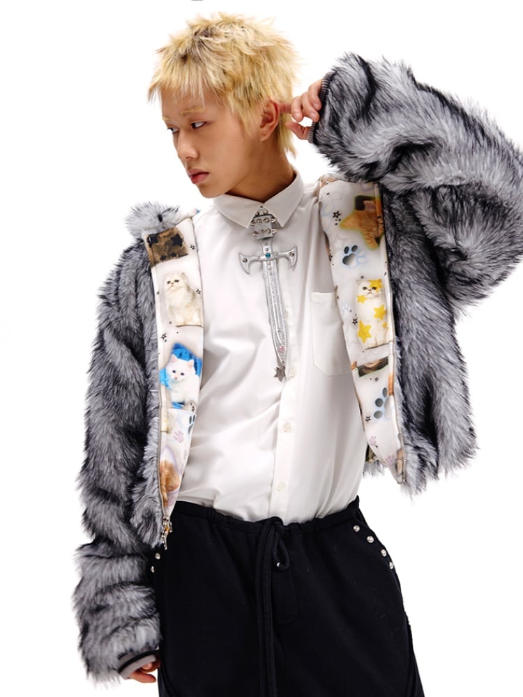 Schwarz/silberne Halskrause in Schwertform mit Nieten