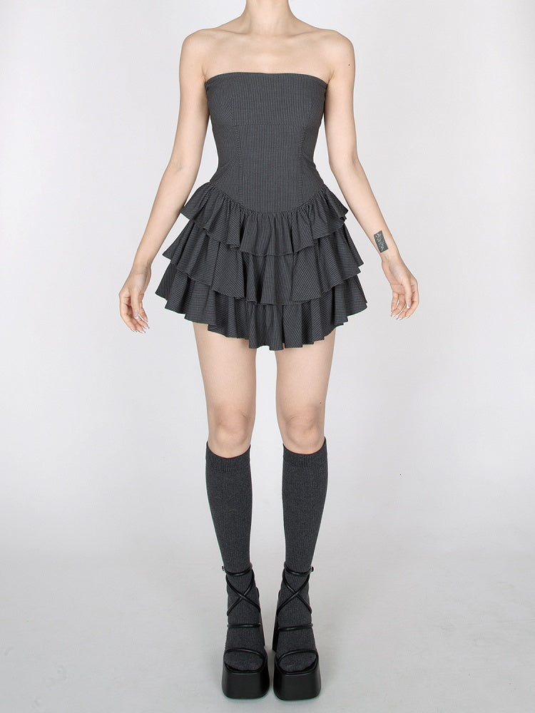 ダークグレーのストライプ柄ティアードフリルミニスカートストラップレスドレス