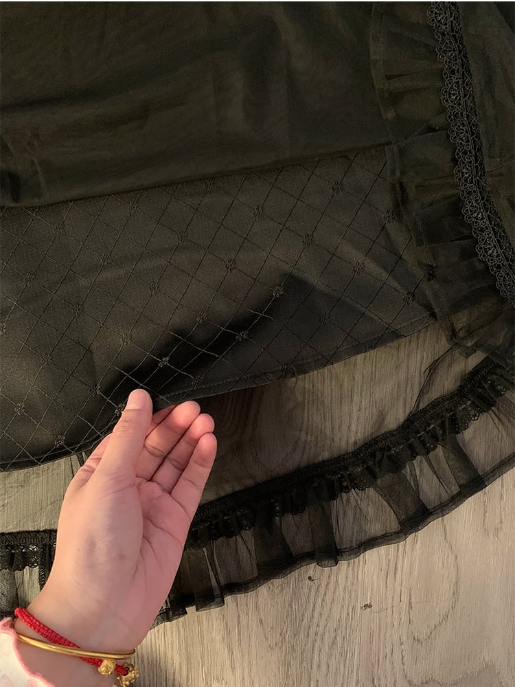 Jirai Kei – Schwarzes, langärmliges Kleid mit Spitzenaufnähern an den Schultern und Netzstoffüberzug