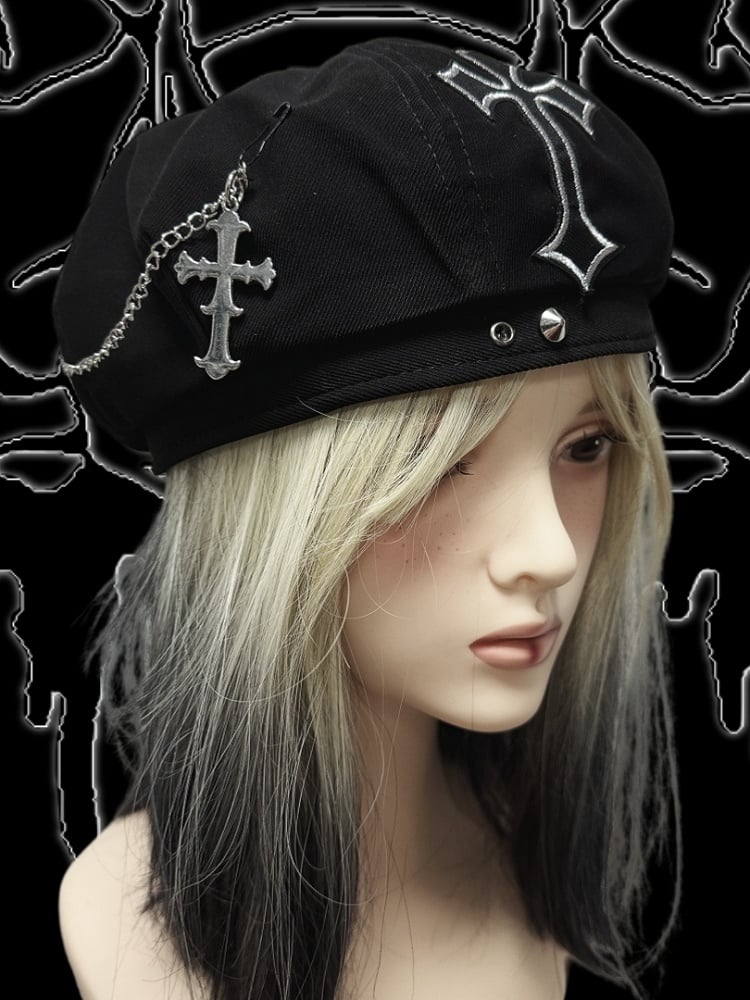Punk-Baskenmütze mit schwarzer Kreuz-Applikation und Kreuzkettendetail