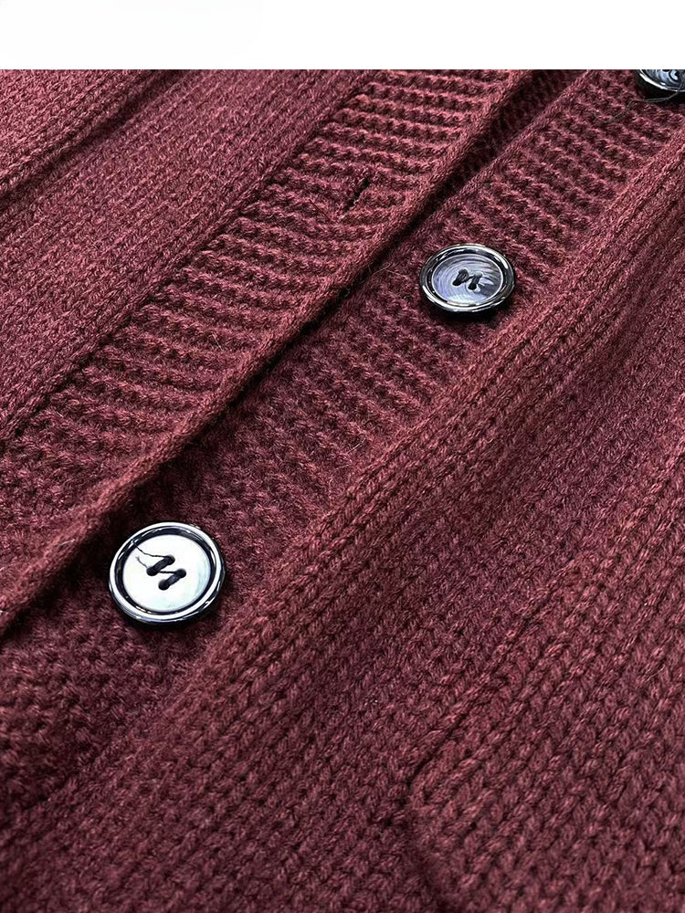 Weinroter, langer Cardigan mit Löchern im Used-Look