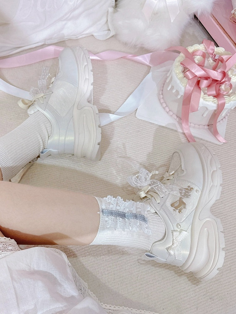 Schnürung vorne mit Schleife und weißen, mit Perlen verzierten Sneakers