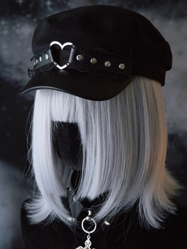 Herzhut, Gothic-Spitzenbesatz, schwarze Baskenmütze, Nietenring
