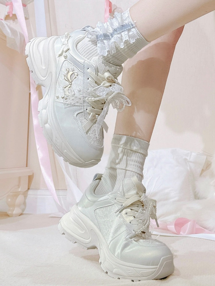Schnürung vorne mit Schleife und weißen, mit Perlen verzierten Sneakers