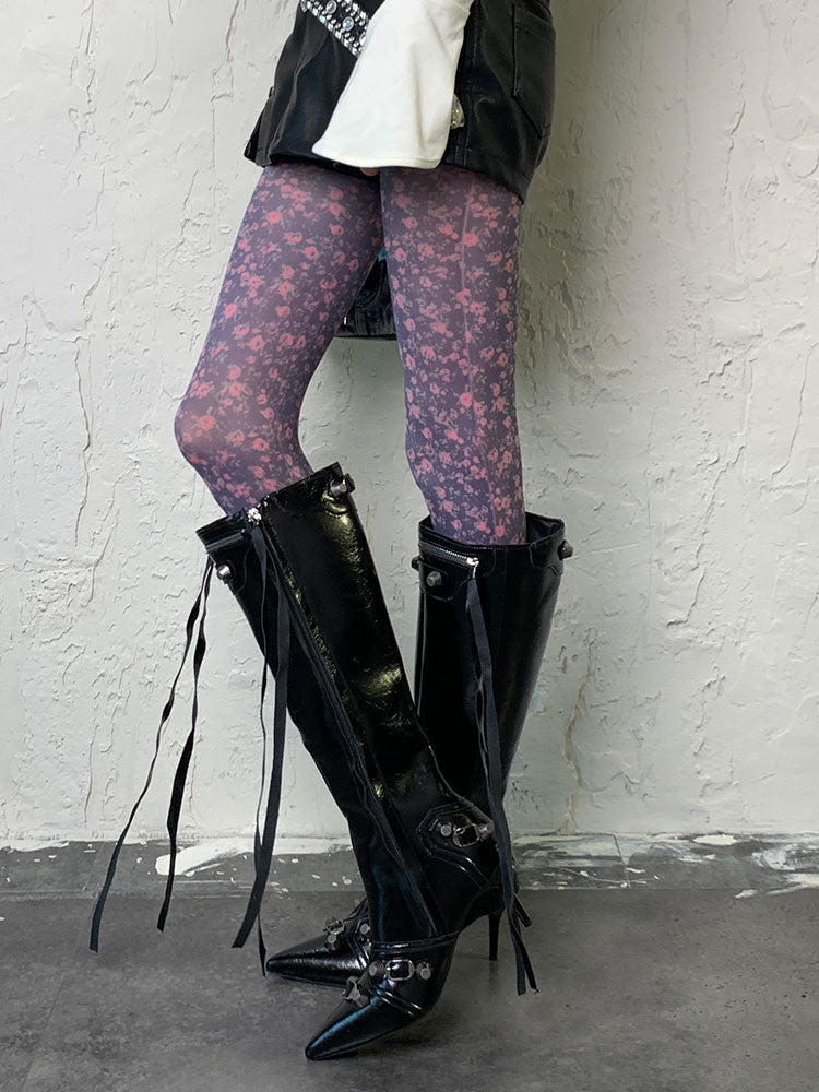 Lila Strumpfhose mit Blumenmuster im Y2K-Stil