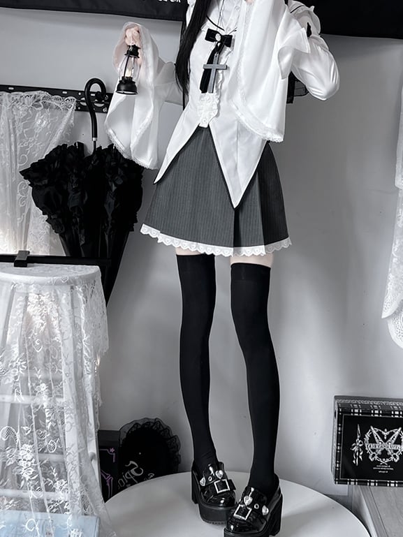 Ensemble Jirai Kei composé d'une chemise blanche à col marin gothique, d'une jupe rayée en dentelle grise et d'un nœud noir