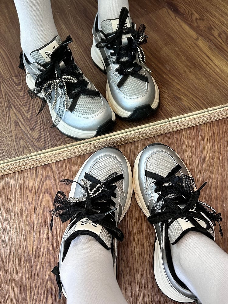 Schnürschuhe mit Perlenbesatz vorne, schwarze Schleife, Schnürung, verzierte Details