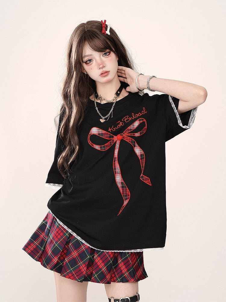 Schwarzes Oversize-T-Shirt mit Spitzenbesatz, gesticktem Schriftzug und kariertem Schleifenakzent