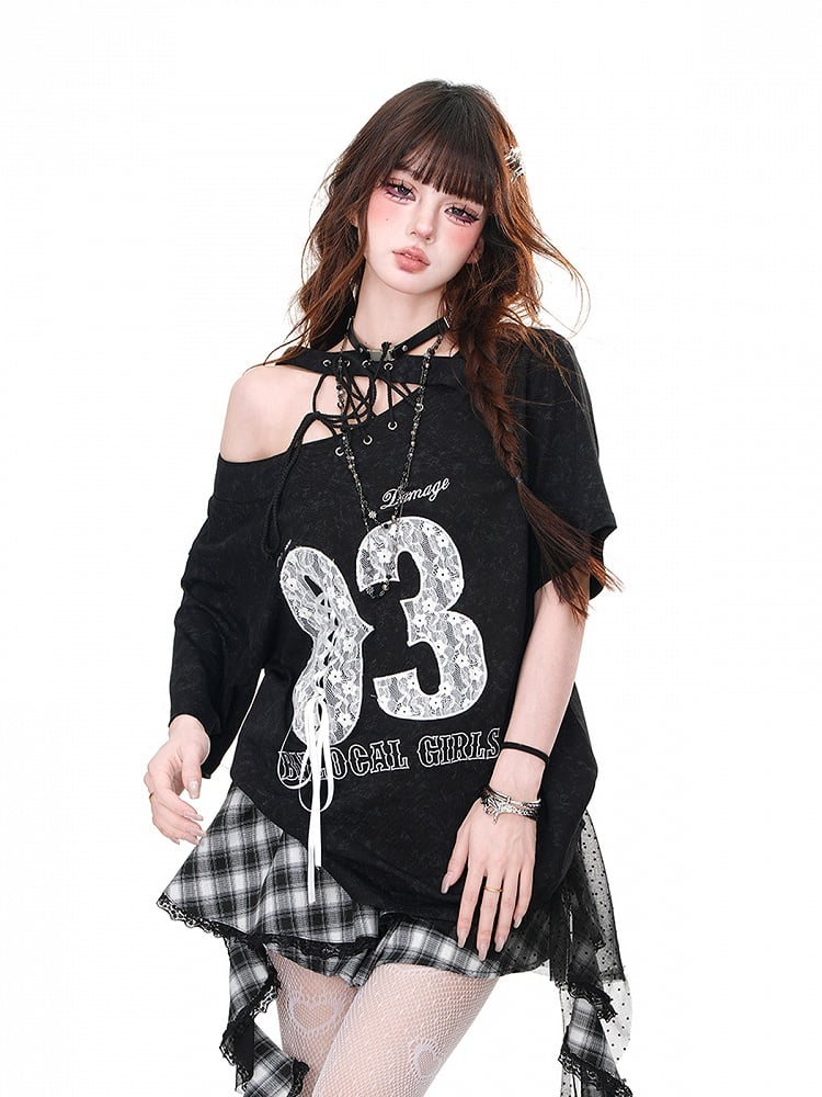Schwarz/weißes T-Shirt mit Cut-Out-Schulter und Buchstaben-Schnürung an der Schulter
