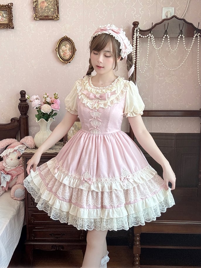 Süßes Lolita-Kleid mit Puffärmeln, Schleife, leichten Details, rosa OP, gestufter Spitzenbesatz