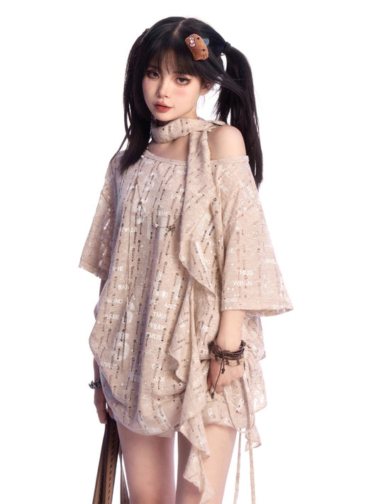 T-Shirt mit Löchern, Khaki, asymmetrischem Ausschnitt, Buchstabendruck, Distressed-Schal