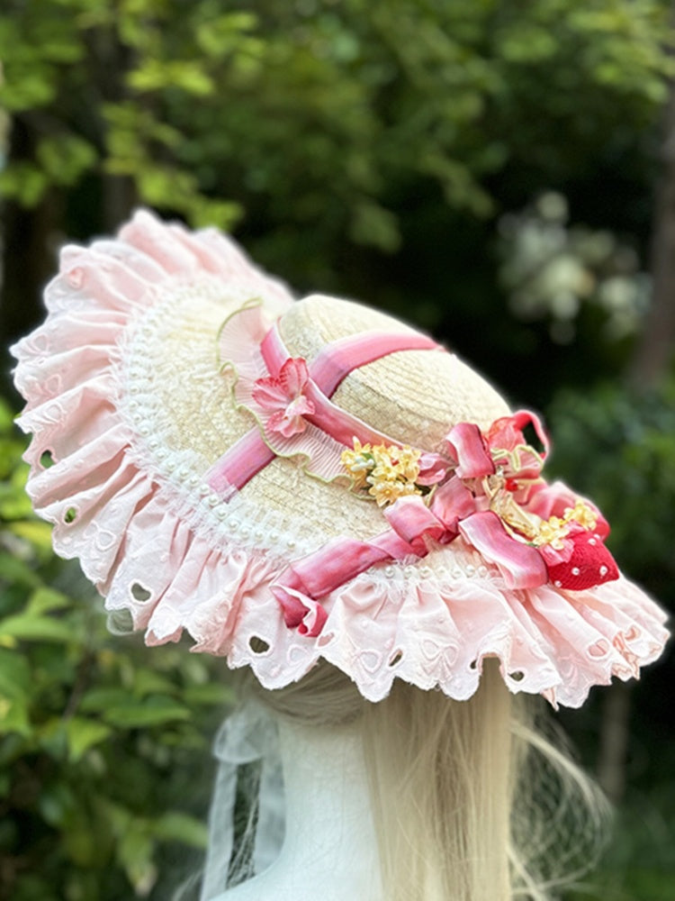 Rosa Lolita-Strohhut mit Schleife, Rüschenbesatz und Perlen und Erdbeeranhänger