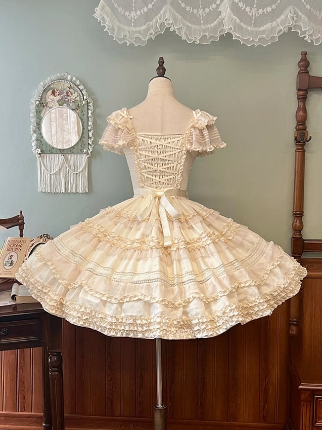 Plissee-Details, klassische Rüschenbesätze, Lolita-Kleid und elegantes Beige