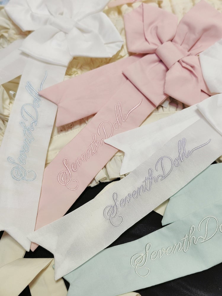 緑の花、青、紫、ピンクの布のブローチ /