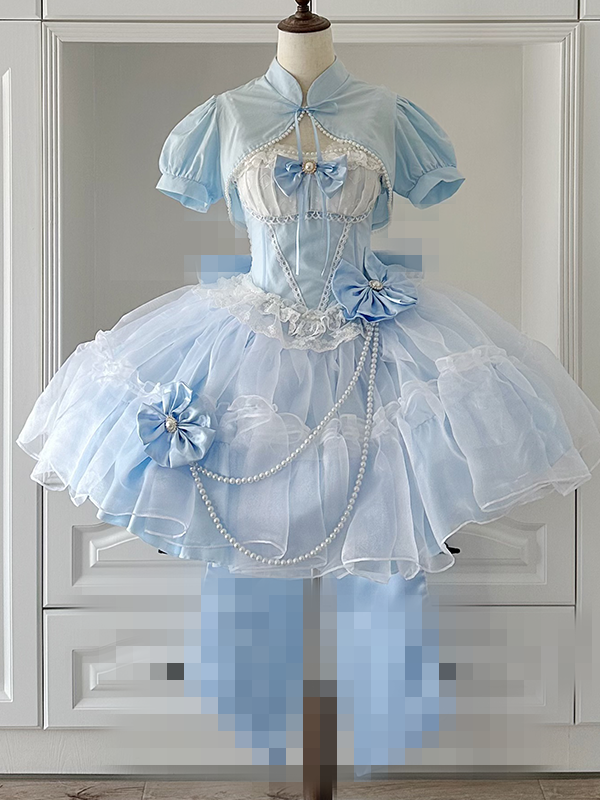 und blaues Perlenkleid mit Schleife und Kette