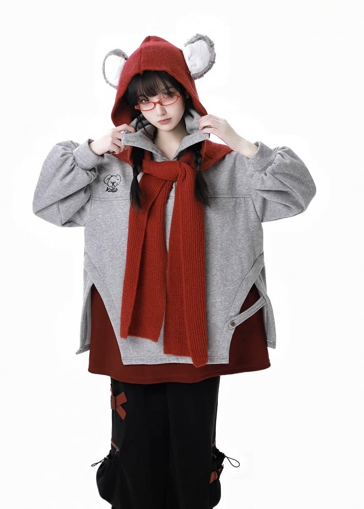 Roter Strickschal mit Kapuze und Koala-Ohren