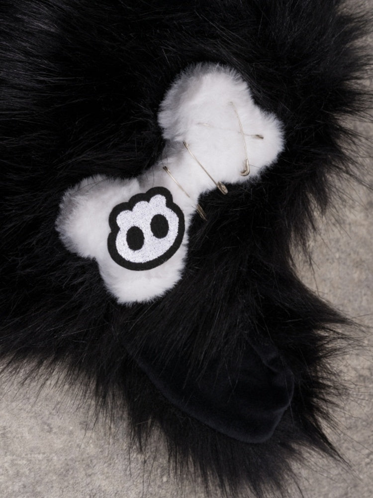 Pin mit Katzenknochen-Pompon-Applikation, Plüschohrhut, verziert mit Charms, schwarzes Skelett, Gothic