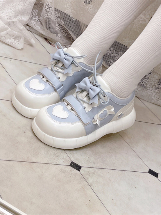 Blaue Sneakers mit Schleifenakzenten in Weiß und