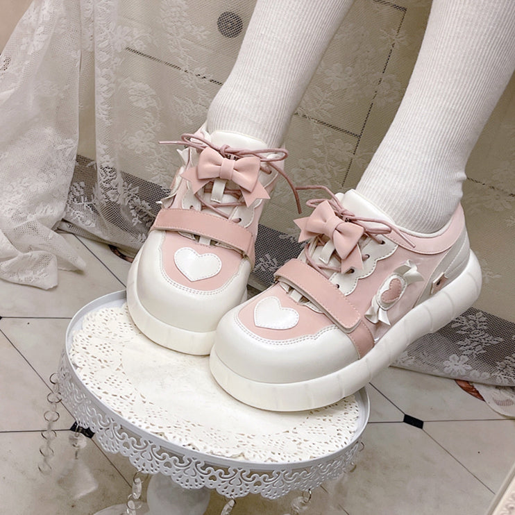 Rosa Sneakers und Akzente weiße Schleife