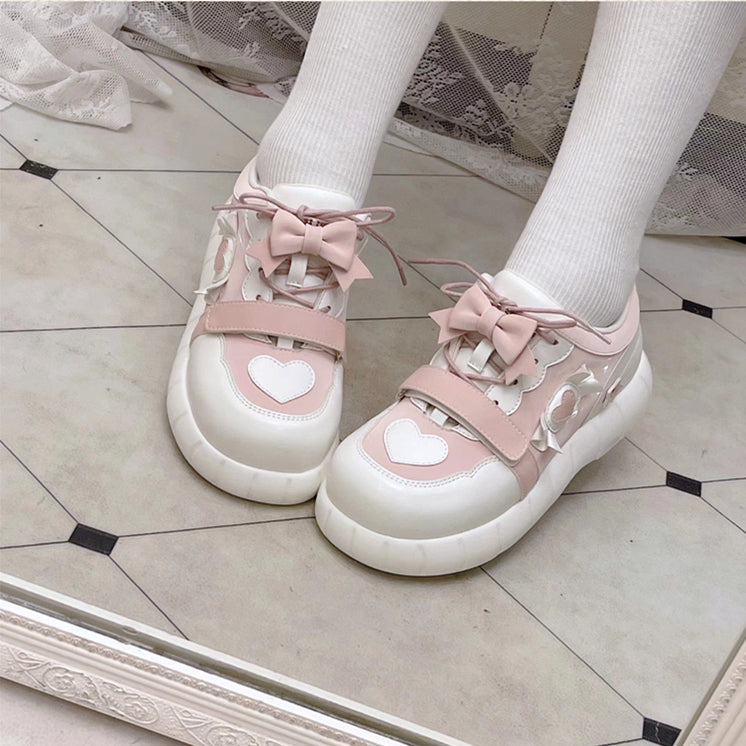 Rosa Sneakers und Akzente weiße Schleife