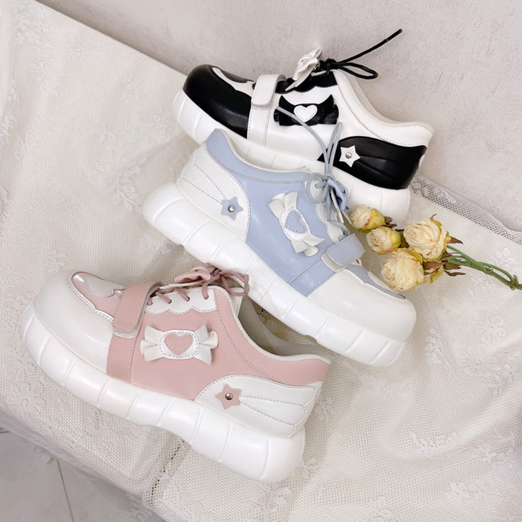 Blaue Sneakers mit Schleifenakzenten in Weiß und