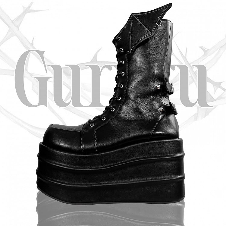 Schwarze Plateaustiefel mit Riemen und Schnürung im Bat Wings Design von Martens