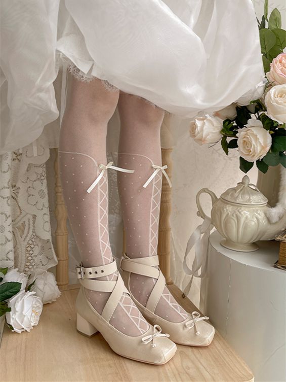 Elegante Beige Schuhe mit Riemen und Wickeldesign aus Satin