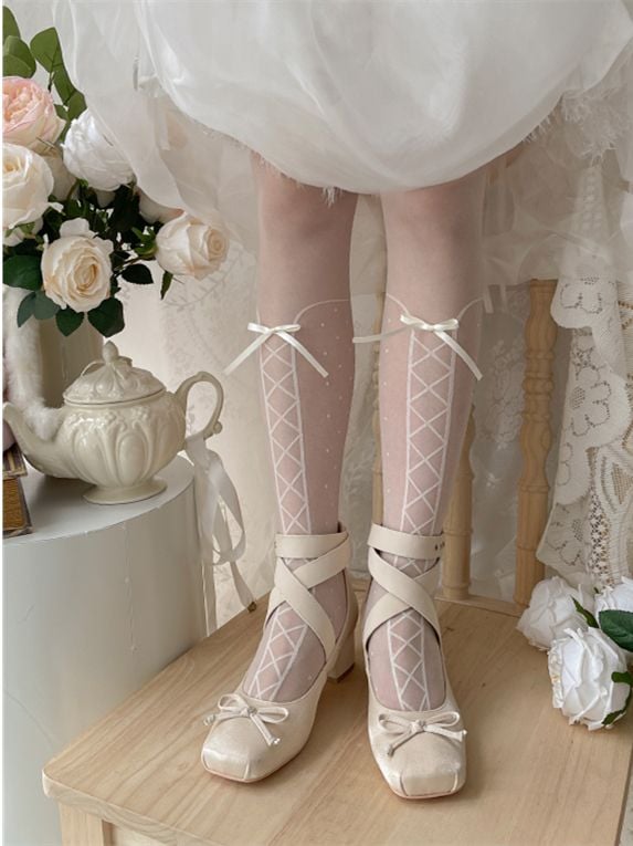 Elegante Beige Schuhe mit Riemen und Wickeldesign aus Satin