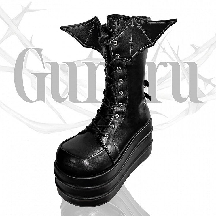 Schwarze Plateaustiefel mit Riemen und Schnürung im Bat Wings Design von Martens