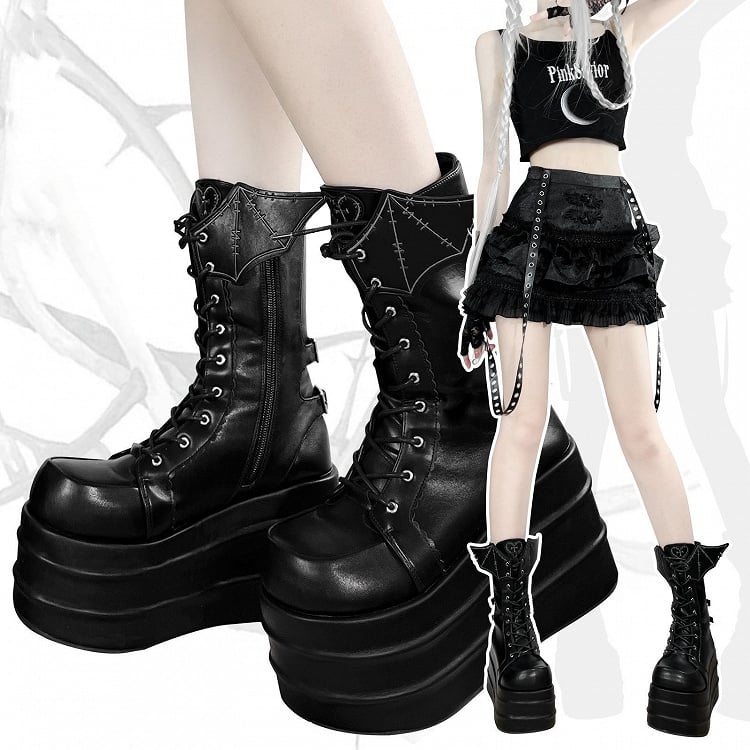 Schwarze Plateaustiefel mit Riemen und Schnürung im Bat Wings Design von Martens
