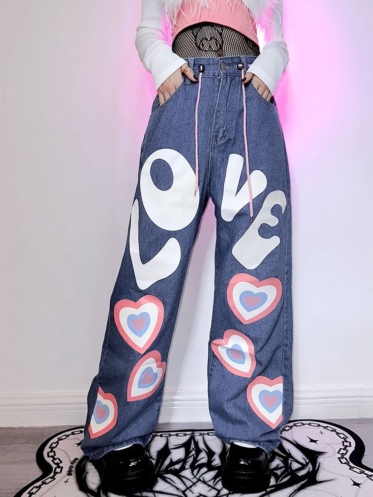 Jeans mit geradem Bein und Herzausschnitt und Buchstaben