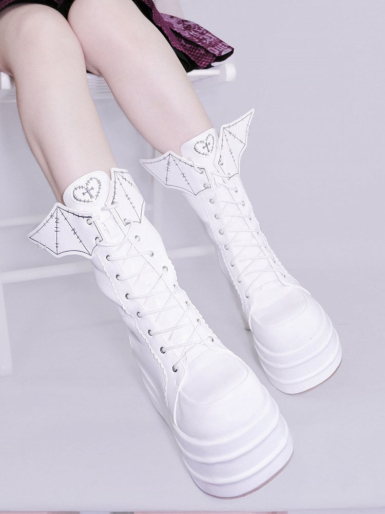Weiße Schnürstiefel im Goth-Fledermaus-Plateau-Design mit Flügeln