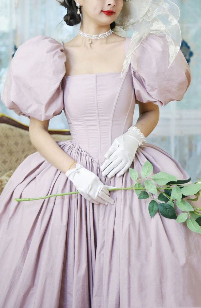 Hellrosa Korsett-Belles-Kleid mit kurzen Puffärmeln