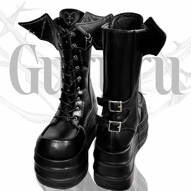 Schwarze Plateaustiefel mit Riemen und Schnürung im Bat Wings Design von Martens